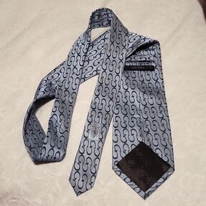 Men's Gucci light color grey monogrammed logo 100% silk tie, made in Italy.